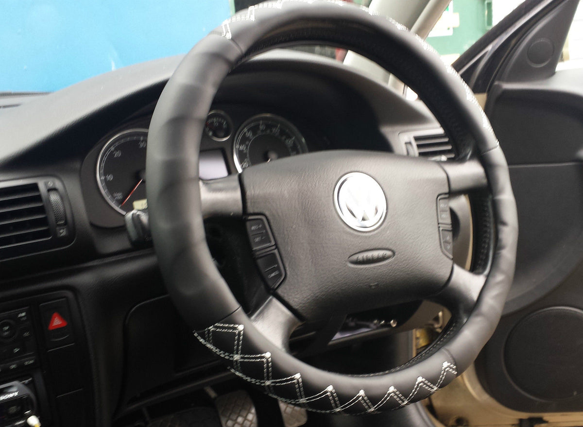 LEATHER STEERING WHEEL COVER GREY STITCH DESIGN EASY FIT 15.5" 37-39" AC29 BLK