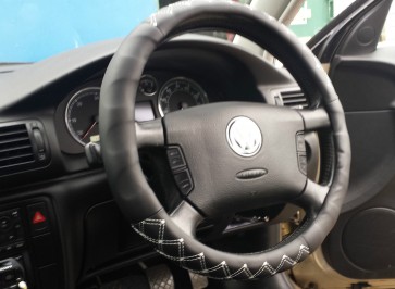 LEATHER STEERING WHEEL COVER GREY STITCH DESIGN EASY FIT 15.5" 37-39" AC29 BLK